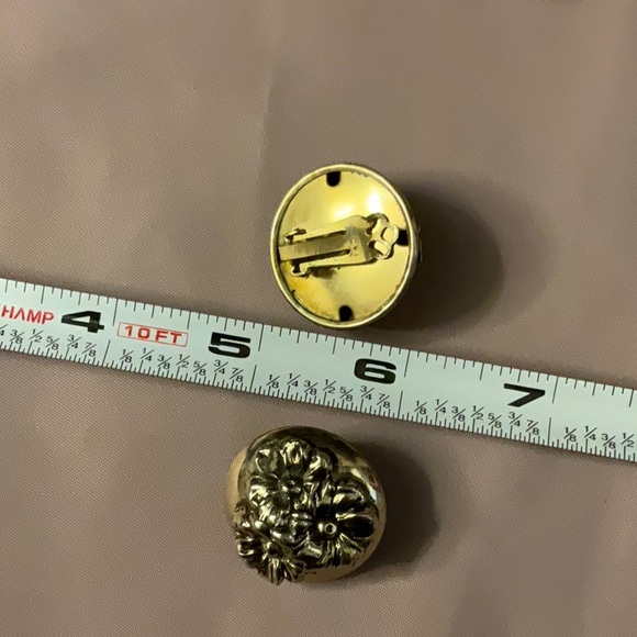 Flower clip on earrings - Picture 2 of 4